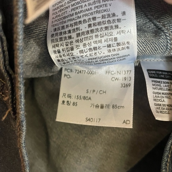 Levi’s Embroidered Denim Cropped Trucker Jacket - Picture 7 of 7